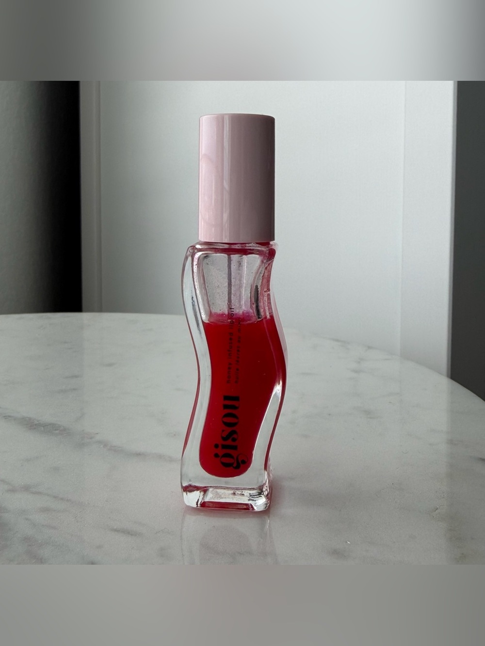 Gisou Honey Infused Lip Oil Strawberry Sorbet 8 ml/ 0.27 fl oz • SEE NOTES